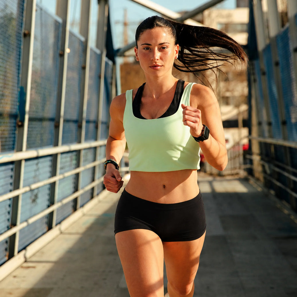 femme en train de courir sur un pont