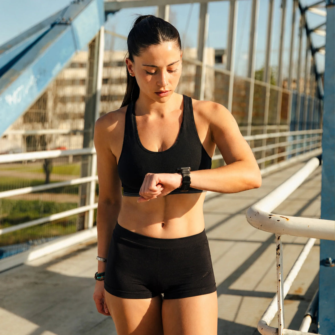 Femme regardant sa montre avec sa session de running
