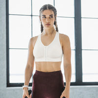 Athlète faisant une pause entre 2 exercices de sport