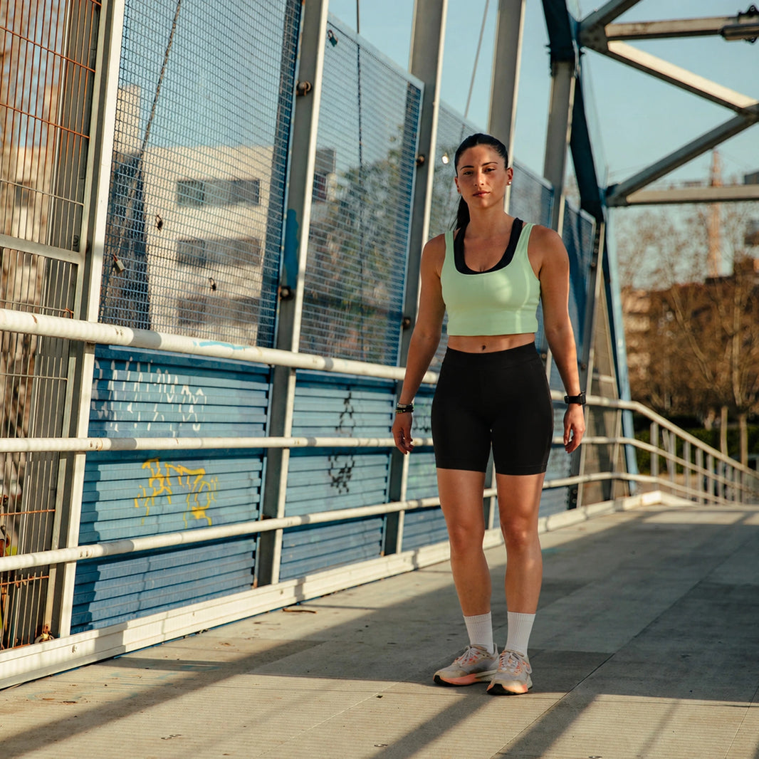 Femme en tenue de sport avec un cuissard en coton bio debout prête à courir