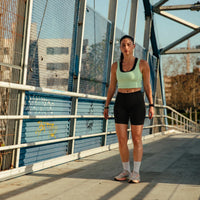 Femme en tenue de sport avec un cuissard en coton bio debout prête à courir