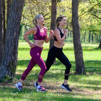 Deux femmes en tenue de sport courant dans les bois