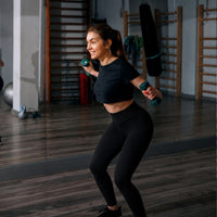 Femme levant des poids dans une salle de sport