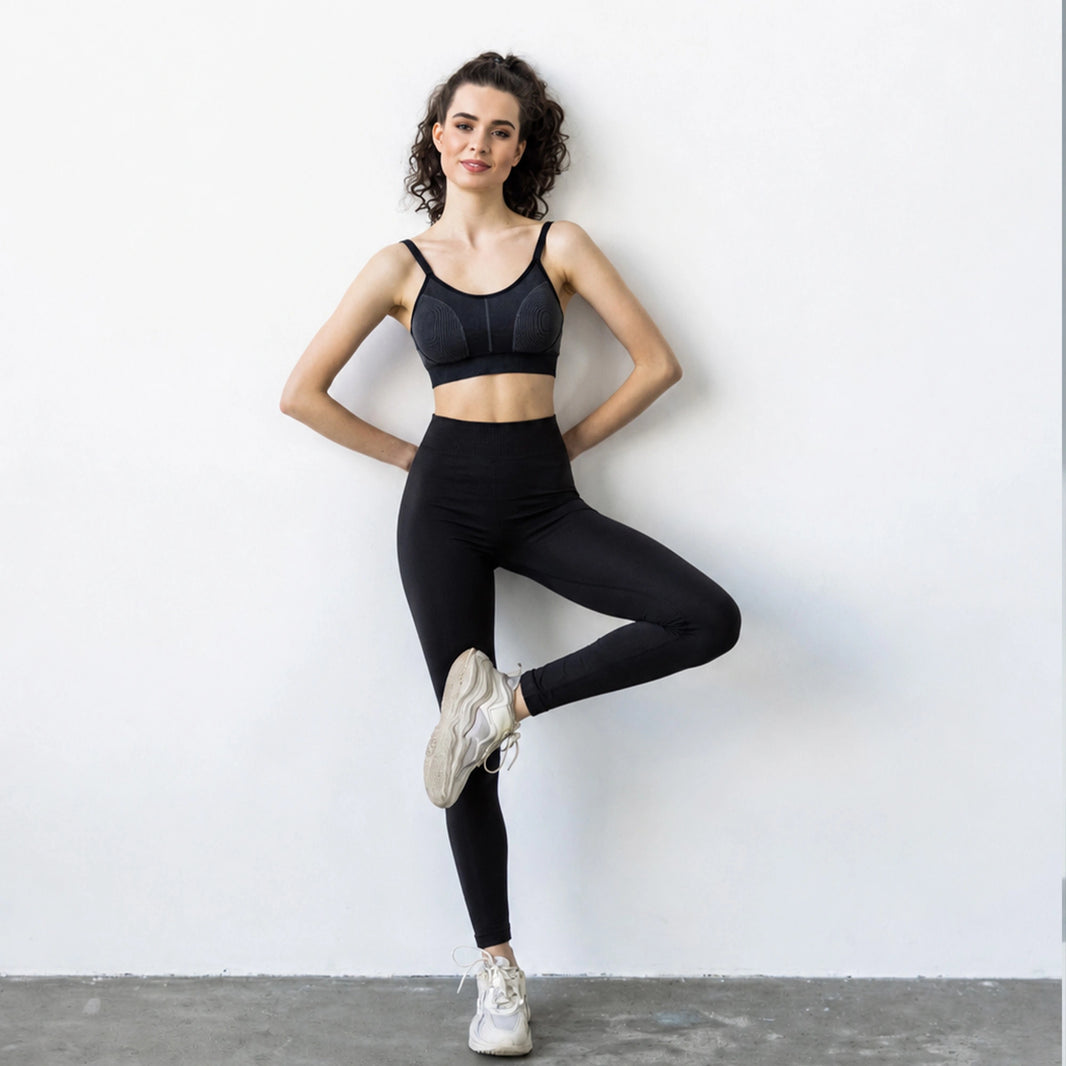 Femme en legging se tenant debout avec les mains dans le dos