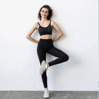 Femme en legging se tenant debout avec les mains dans le dos