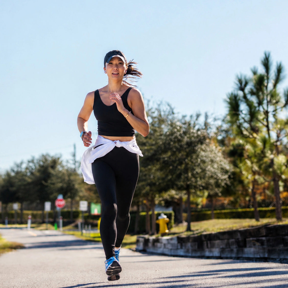Femme en train de faire son jogging sur un passage piéton