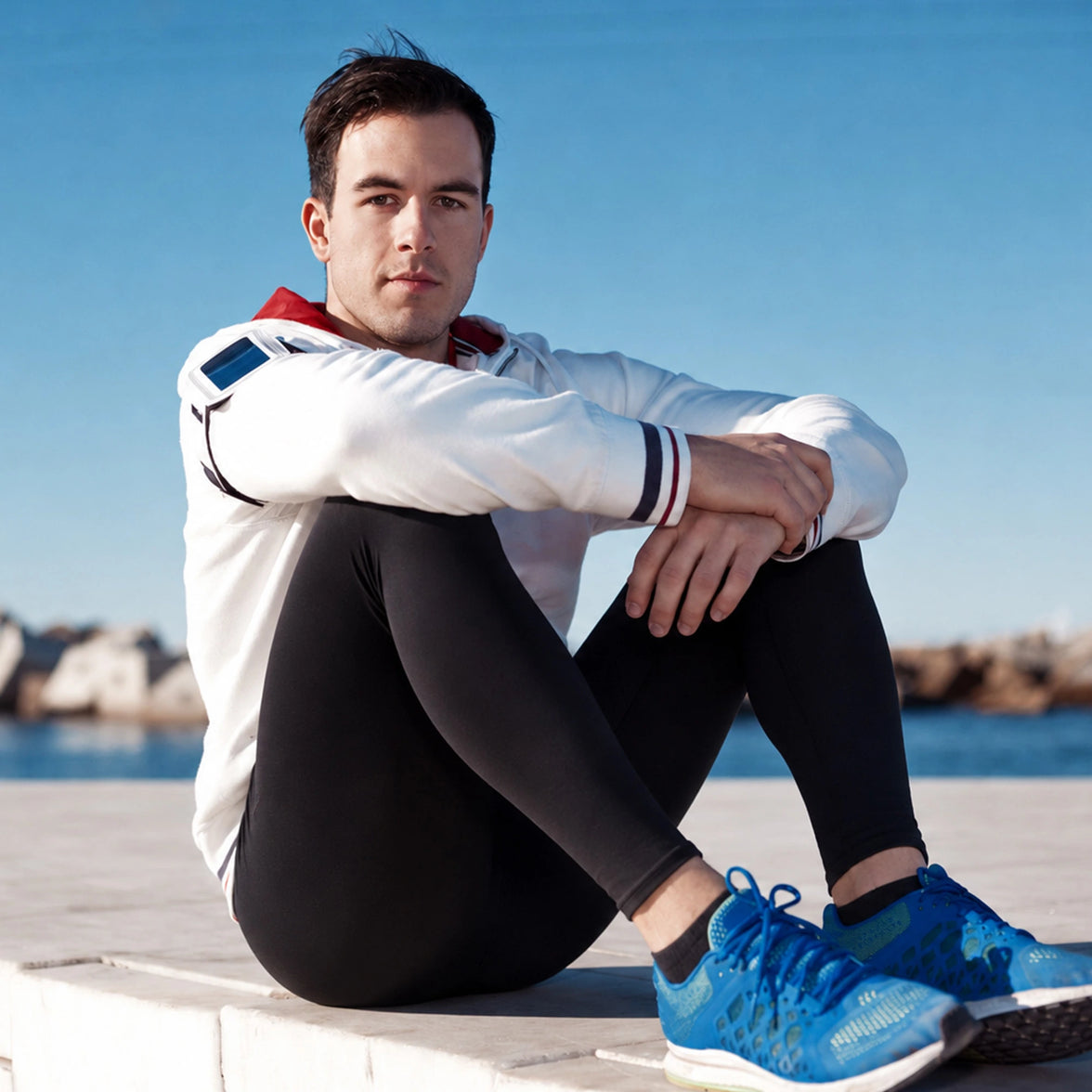Homme profitant d'un pause dans sa session de running au bord de la mer