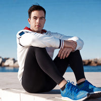 Homme profitant d'un pause dans sa session de running au bord de la mer