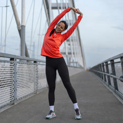 Femme sportive en legging sur un pont