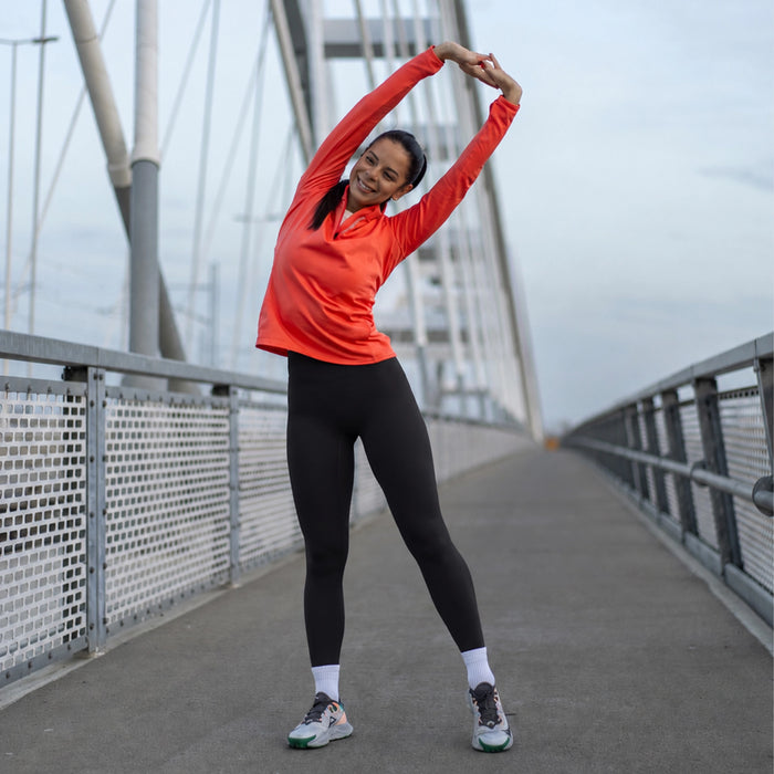 Femme sportive en legging sur un pont