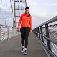 Femme sportive en legging sur un pont