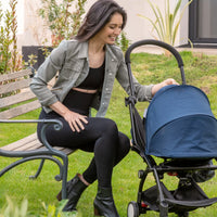 Femme assise en legging avec une poussette