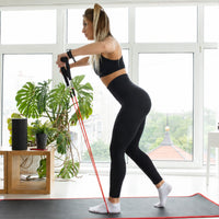 Femme en legging faisant du pilate 