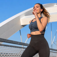 Femme faisant du running sur un pont