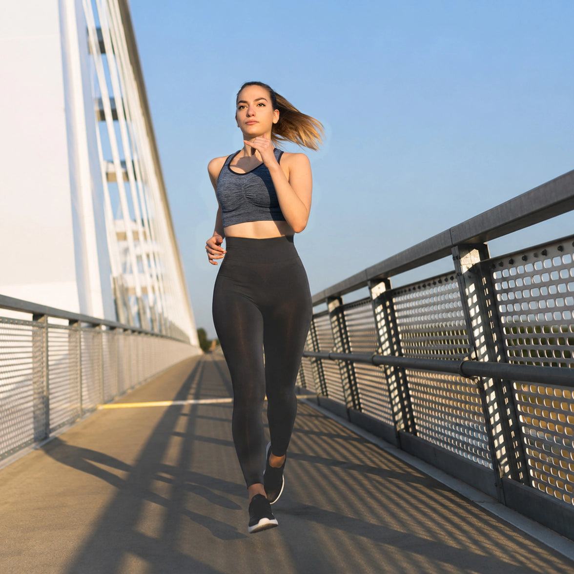 Femme faisant du jogging sur un pont