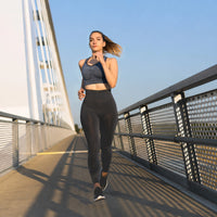 Femme faisant du jogging sur un pont