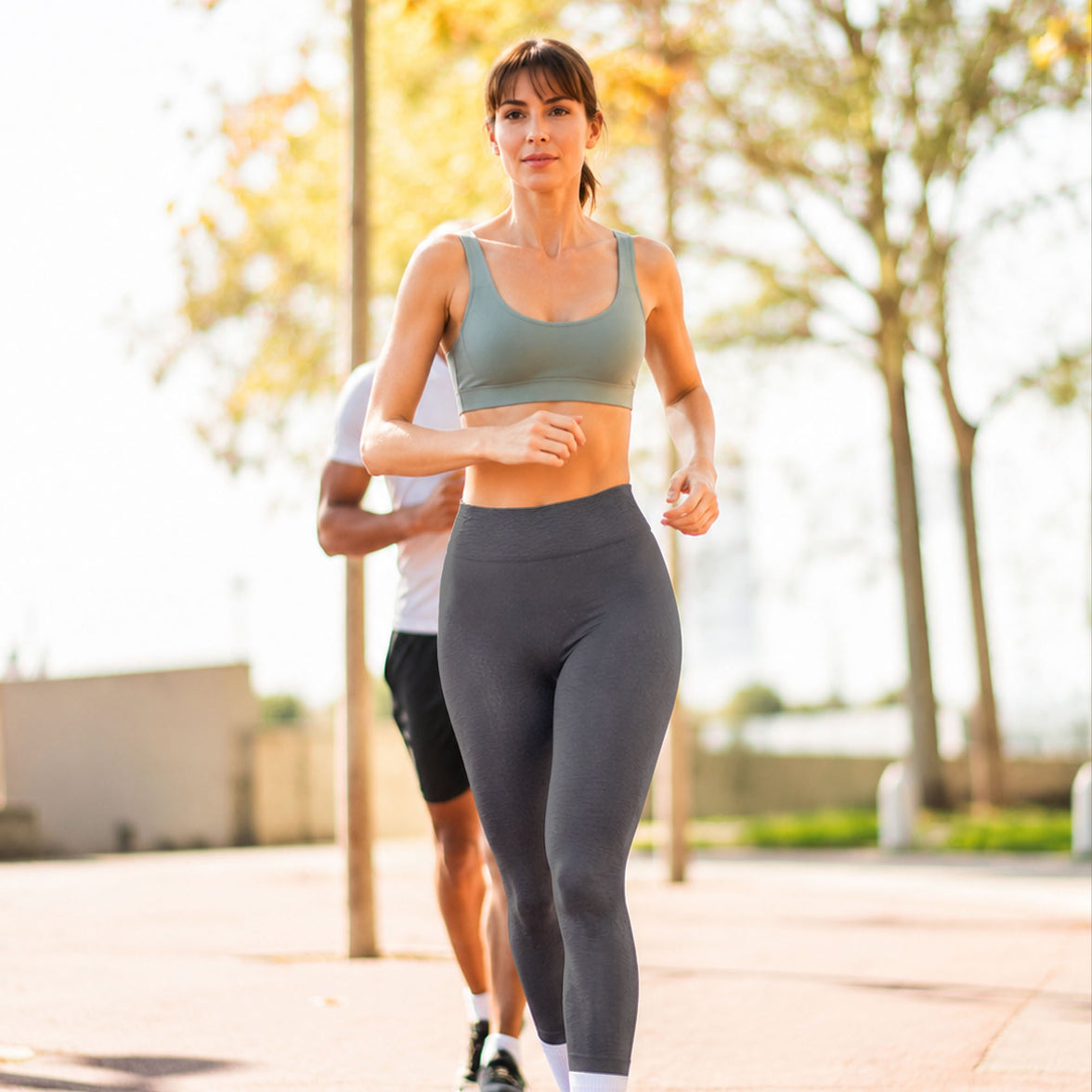 Femme en legging gris faisant du legging avec un homme dans un park