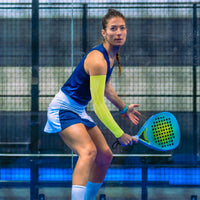 Joueuse de padel avec un manchon de compression