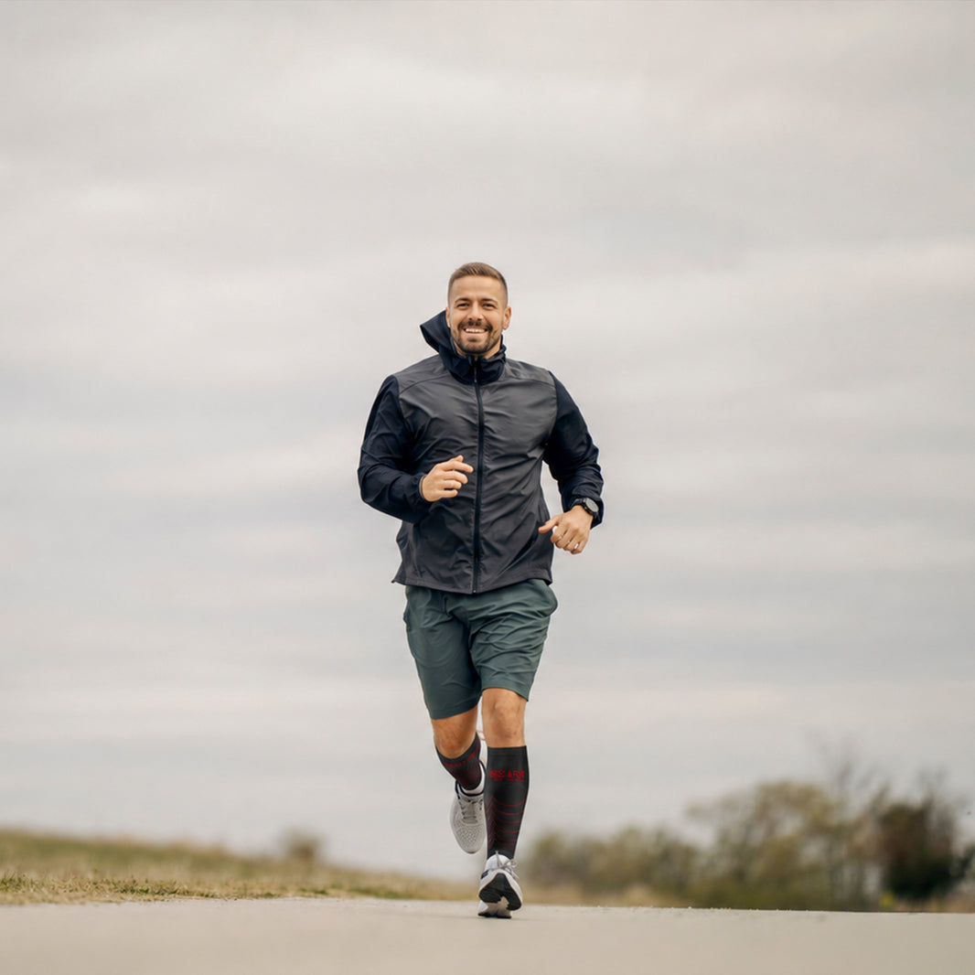 Homme qui fait du jogging avec des manchons de mollet