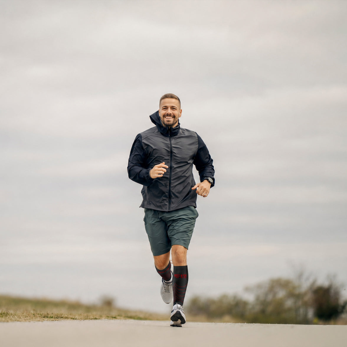Homme qui fait du jogging avec des manchons de mollet