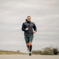 Homme qui fait du jogging avec des manchons de mollet