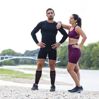Homme en tenue de sport avec des manchons de mollet
