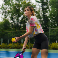 Femme faisant du pickleball en short 