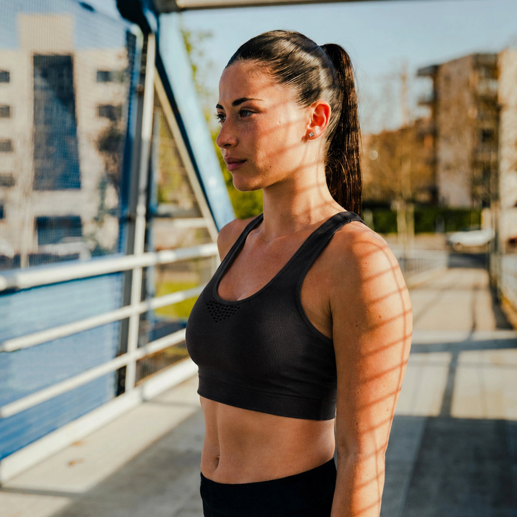 Femme en tenue de sport prenant la pause
