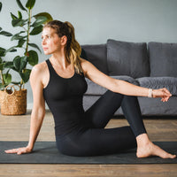 Femme faisant ses exercices de pilate