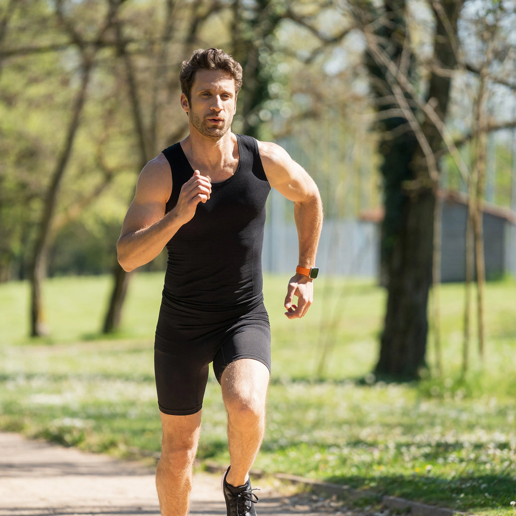 Homme en débardeur faisant du jogging