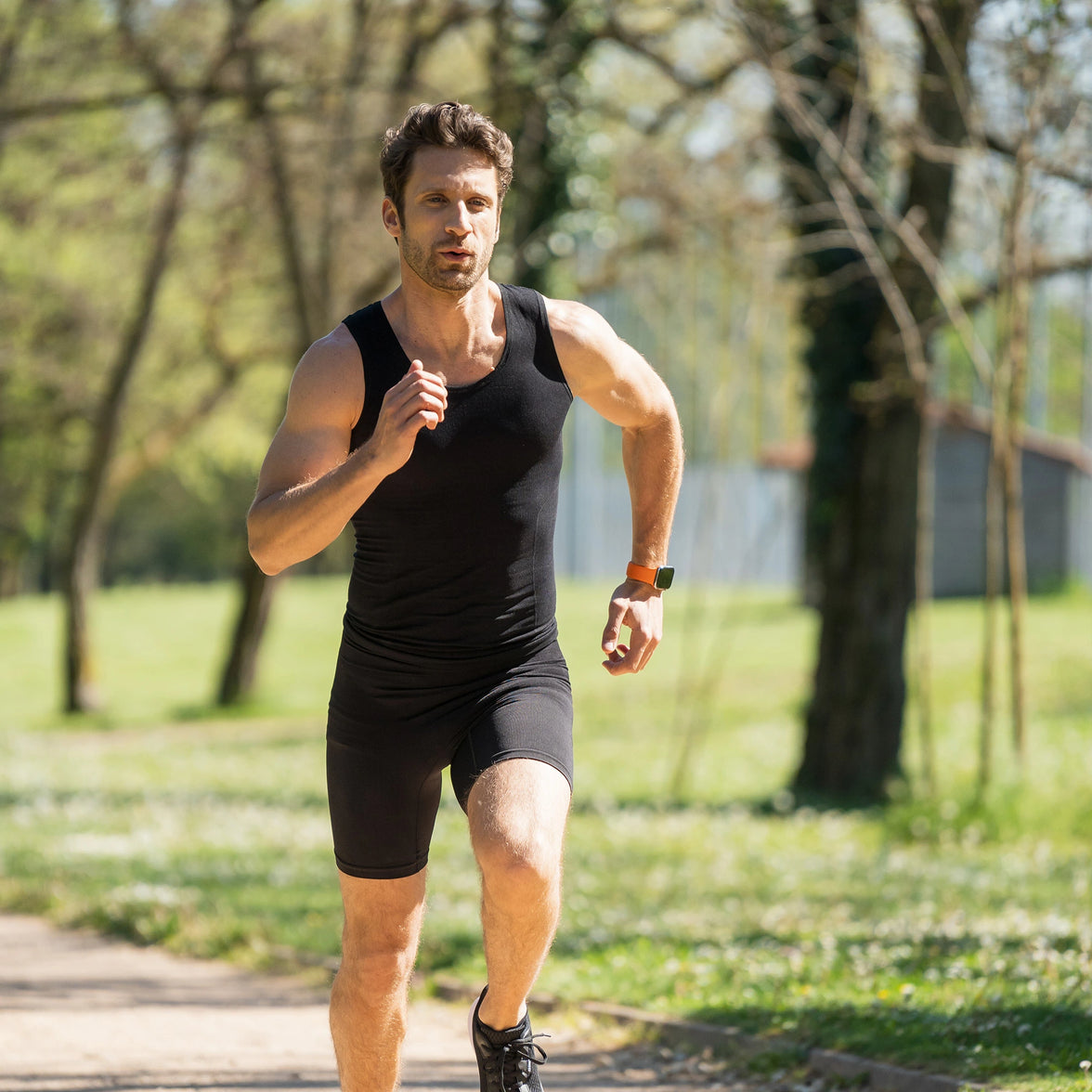Homme en débardeur faisant du jogging