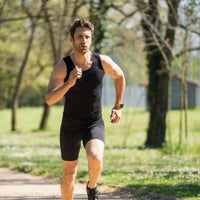Homme en débardeur faisant du jogging