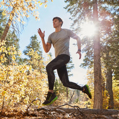 Homme en train du faire du jogging en forêt
