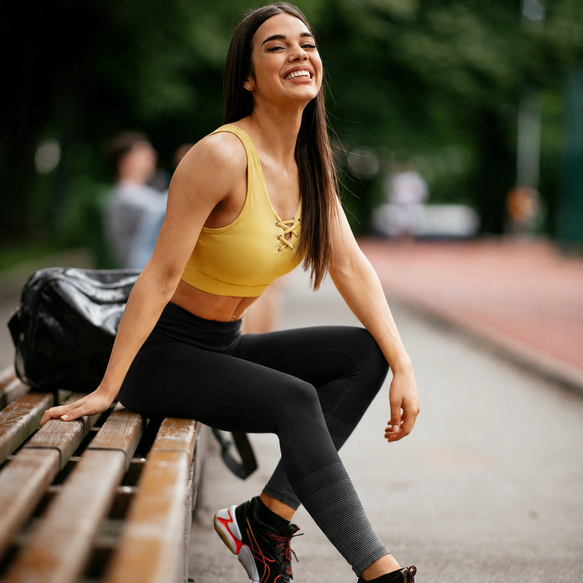 Athlète assise sur un banc prenant la pose.